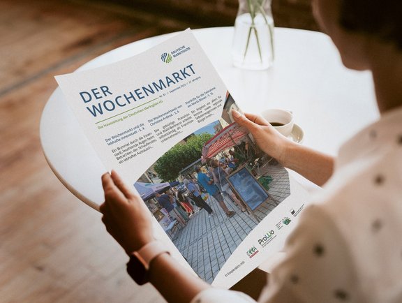 deutsche-marktgilde-hauszeitung-in-der-hand