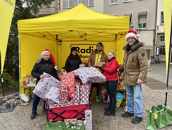 Spendenaktion von Radio Bonn/Rhein-Sieg auf dem Wochenmarkt in Bonn Spendenaktion von Radio Bonn/Rhein-Sieg auf dem Wochenmarkt in Bonn